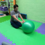 exercício na bola de pilates